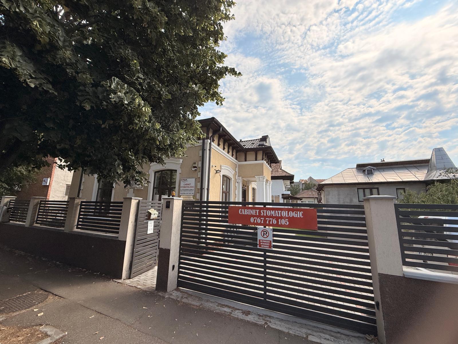 Intrarea în cabinetul stomatologic din Râmnicu Vâlcea